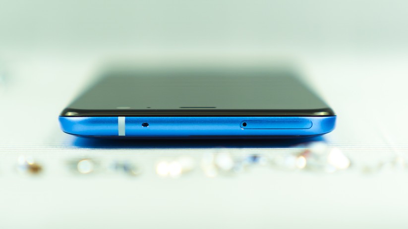 Beim U11 verzichtet HTC auf einen Klinkenanschluss mit 3,5 mm. Auf der Kopfseite befindet sich der Schlitten für die Speicher und SIM-Karte.