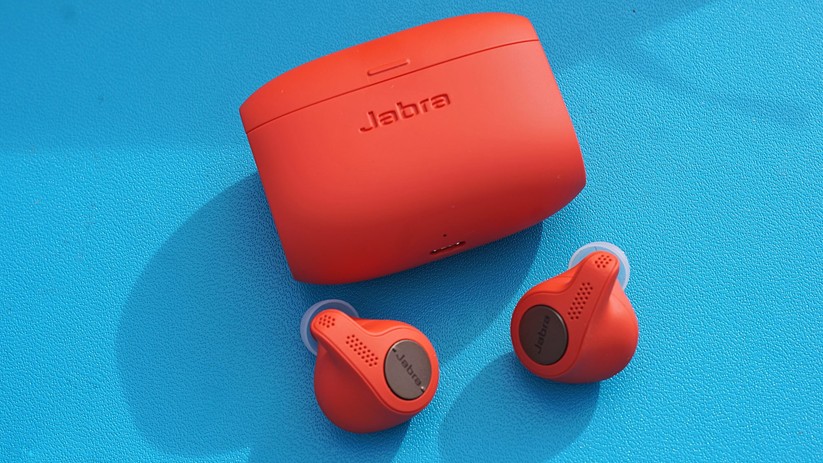 Die Jabra Elite Active 65t samt ihrer Ladeschale, hier in der roten Version. 