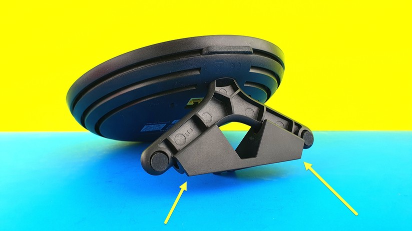 Der Repeater-Fuß wird bei Bedarf in eine schwarze Halterung eingerastet. Das ermöglicht eine wackelige Wand-Montage. Für eine Aufhängung an der Decke wirkt diese Konstruktion aber nicht stabil genug.