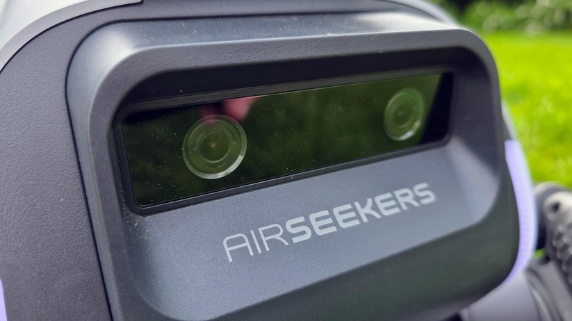 Der Airseekers Tron ist geländegängig, bietet einen großen und austauschbaren Akku, ist im Mähbetrieb aber relativ laut.