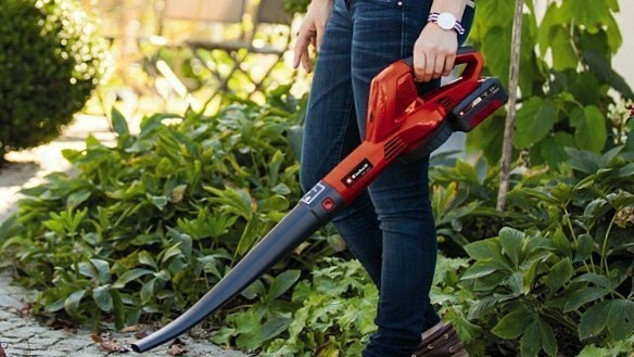Auch andere Gartengeräte wie der Akku-Laubbläser von Einhell werden durch das Power-X-Change-System betrieben