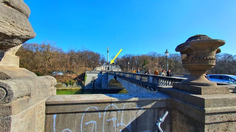 Der zweite Messpunkt liegt am Westufer der Luitpoldbrücke: Da haben wir ebenfalls direkte Sicht, aber schon 185 Meter Distanz zum Fuß des Friedensengels. Auch hier sieht das WLAN-Handy noch beide WLAN-Funk-Stationen von AVM und TP-Link.