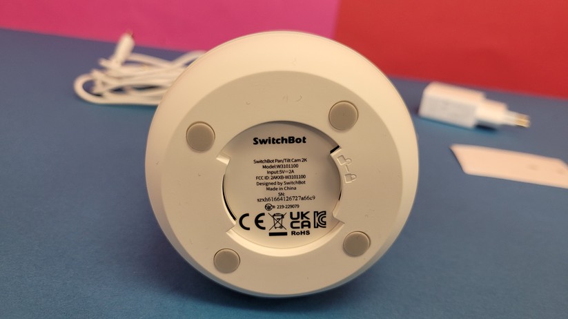 Dank vier Standfüßen aus Gummi bietet die Kamera auch ohne verschraubte Halterung auf glatten Oberflächen einen stabilen Halt.