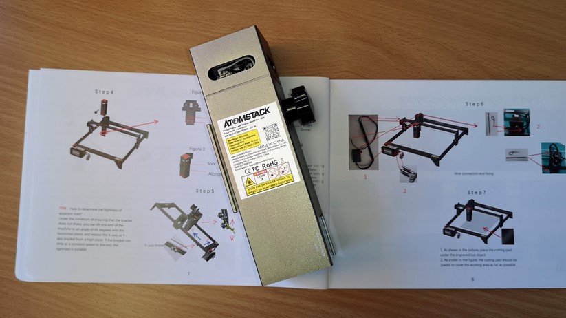 Nun wird der eigentliche Laser auf den Schlitten der X-Achse aufgeschoben.