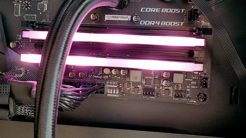 RAM-Module mit RGB-LEDs sorgen für Licht im Rechner. Wichtiger ist aber der Steckplatz, auf diesem Mainboard sind die Bänke 2 und 4 der erste Dual Channel. 