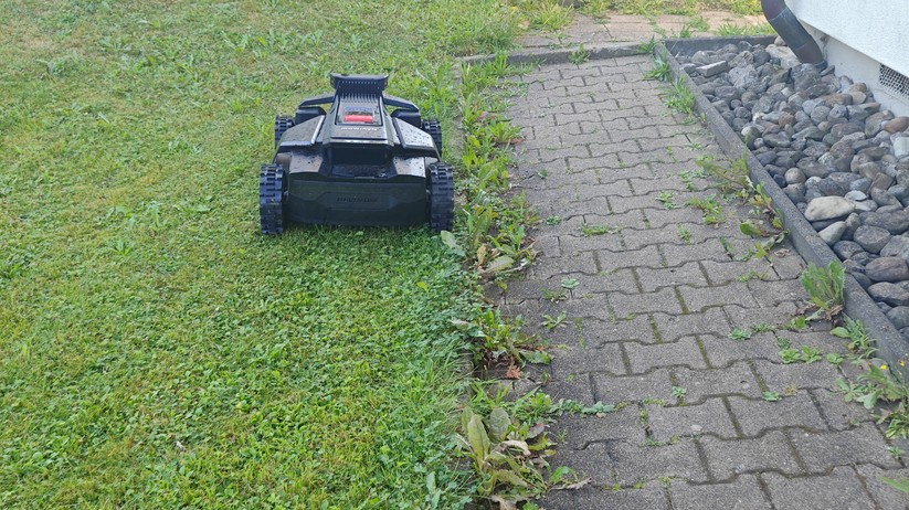 Segway Navimow X420: Großer und schwerer Allrad-Mähroboter mit RTK- und Kamera-Navigation für Rasenflächen bis 2000 m², 42 cm Schnittbreite, lenkbare Vorderräder, aber ohne Kantenschnittoptimierung.