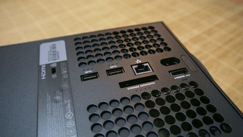Die Anschlüsse auf der Rückseite. Neben USB und LAN ist hier ein Slot für die proprietäre Speichererweiterung von Seagate und Microsoft. 