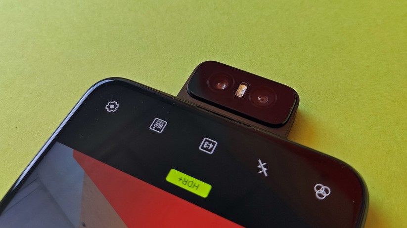 Kamera komplett ausgefahren in Selfie-Stellung (mit gedrehtem Display-Inhalt).