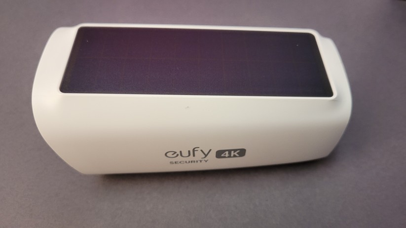 Eufy S330: Das integrierte Solarpanel benötigt täglich zwei Stunden direkte Sonneneinstrahlung, um die Kapazität des 13.000 mAh starken Akku auf 100 Prozent zu halten.