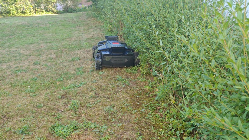 Segway Navimow X420: Großer und schwerer Allrad-Mähroboter mit RTK- und Kamera-Navigation für Rasenflächen bis 2000 m², 42 cm Schnittbreite, lenkbare Vorderräder, aber ohne Kantenschnittoptimierung.