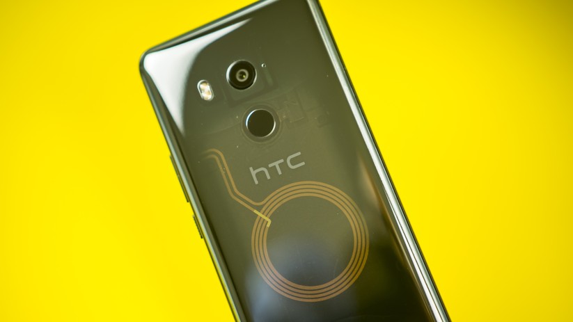 Bei der Farbvariante Translucent Black des HTC U11 Plus ist die Rückseite lichtdurchlässig.