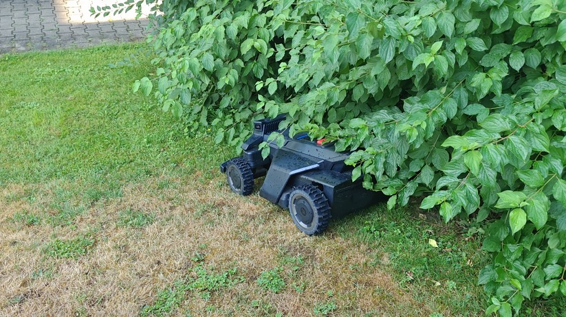 Segway Navimow X420: Großer und schwerer Allrad-Mähroboter mit RTK- und Kamera-Navigation für Rasenflächen bis 2000 m², 42 cm Schnittbreite, lenkbare Vorderräder, aber ohne Kantenschnittoptimierung.