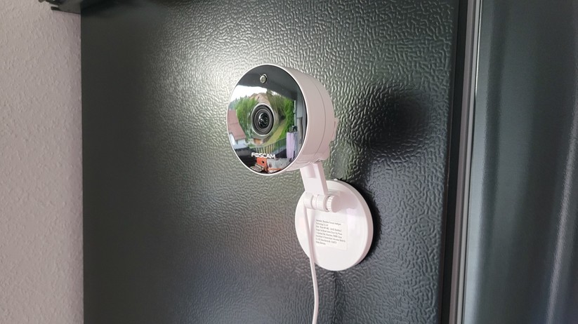 Foscam C5M 3K: Mit einem magnetischen Standfuß haftet die Überwachungskamera auch einem Kühlschrank.