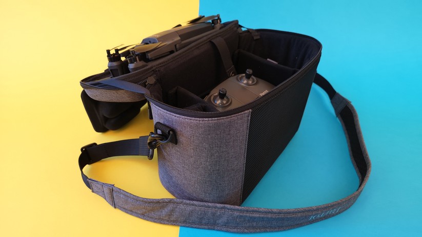 In der handdlichen Tasche stecken die Drohne, Handsender, Tablet-Halterung, drei Akkus, zwei Satz Ersatzpropeller und ein Mehrfachladegerät.