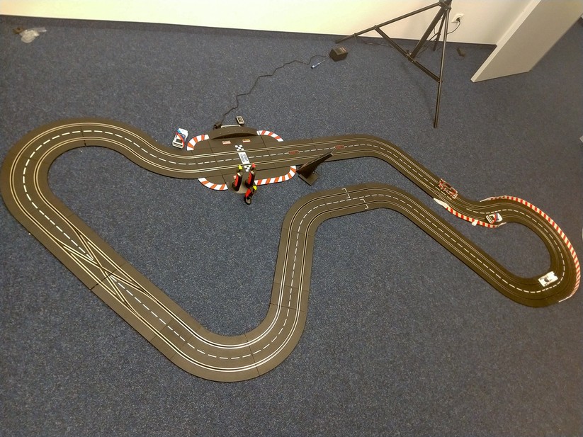 Carrera-Bahnen brauchen Platz, das hat sich nicht geändert. 