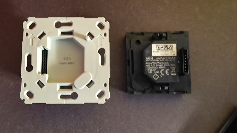 Das Homematic IP Glas-Wandthermostat mit CO₂-Sensor gibt es in Schwarz oder Weiß. Auf seinem Glas-Display kann es Temperatur, Luftfeuchte und CO₂-Konzentration abwechselnd anzeigen.