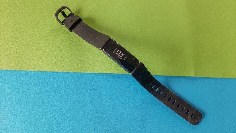 Der Tracker besitzt zwar ein OLED-Display, leider fehlen aber schöne, farbige Designs. 