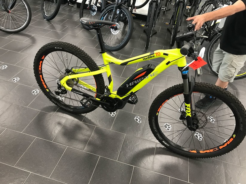 Beim Mittelmotor sitzen Antrieb und Akku mittig im Rahmen, das sorgt für eine gute Gewichtsverteilung. Der Stromspeicher wandert bei teureren Modellen zunehmend in den Rahmen, damit er nicht mehr sichtbar ist.