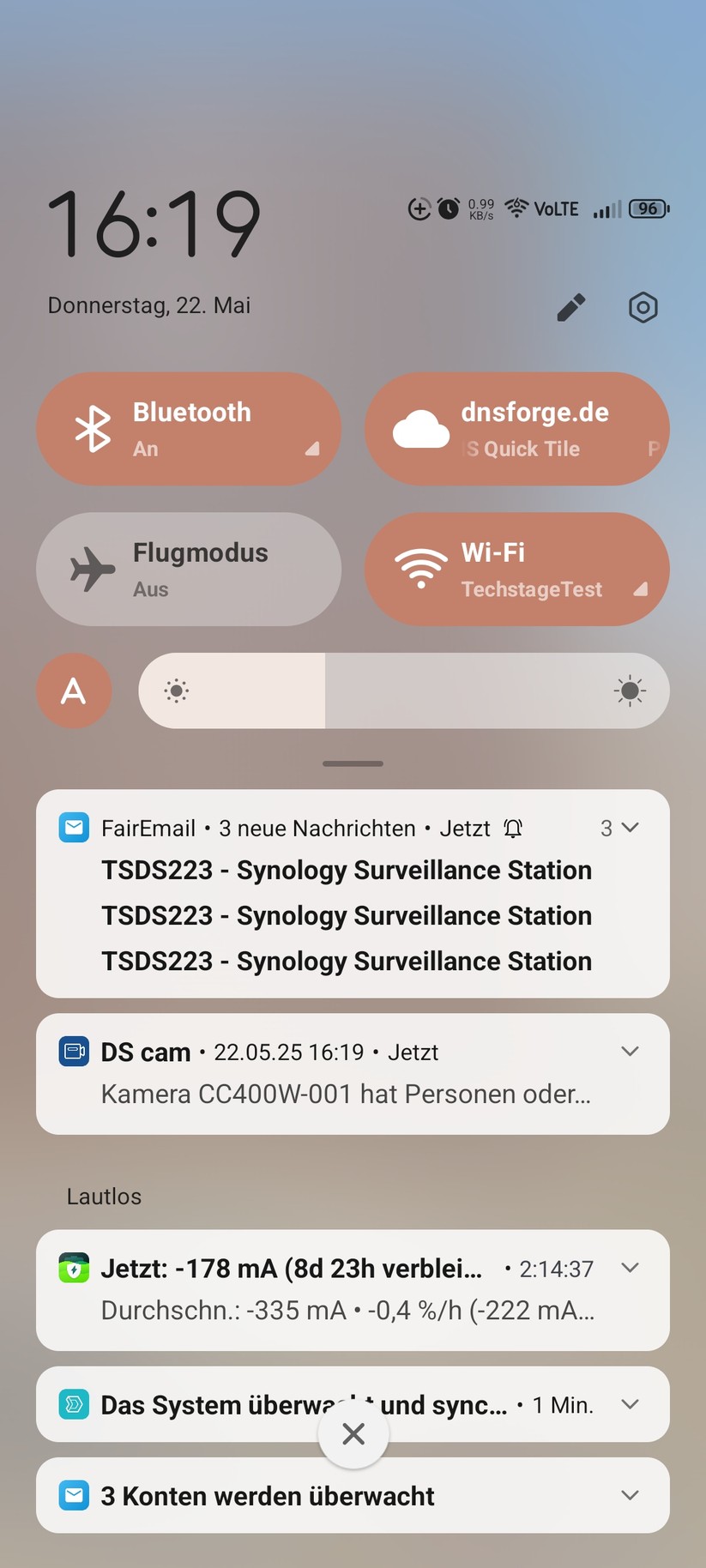 Synology CC400W: Benachrichtigungen sind über verschiedene Wege wie E-Mail, Push, Webhooks und SMS möglich.