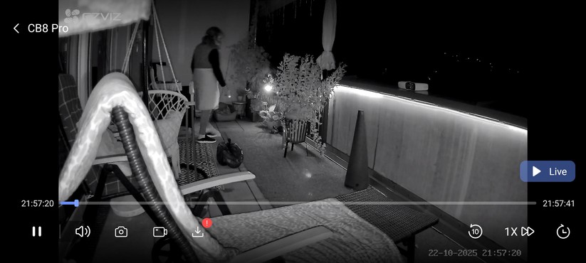 Die Aufnahmen bei Tag können sich im wahrsten Sinne des Wortes sehen lassen. Hoher Dynamikumfang und sehr detailreich. Bei Schwarzweiß-Aufnahmen mithilfe von IR gehen wie üblich Details verloren.