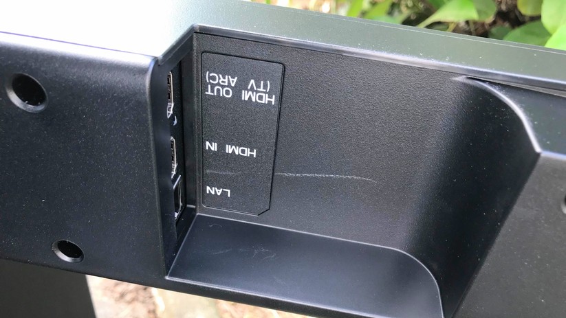 Die Ports für LAN, HDMI In und HDMI Out (TV ARC) sind in der Soundbar versenkt.
