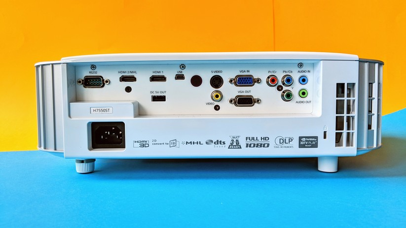 Jede Menge Anschlüsse, darunter auch Exoten wie der serielle Port RS-232.