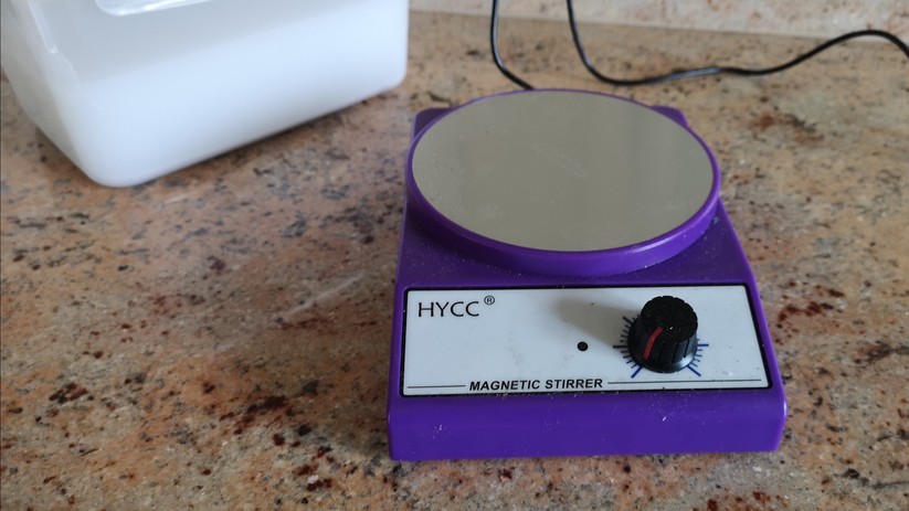 Für die Reinigung eignen sich günstige Magnetrührer. 