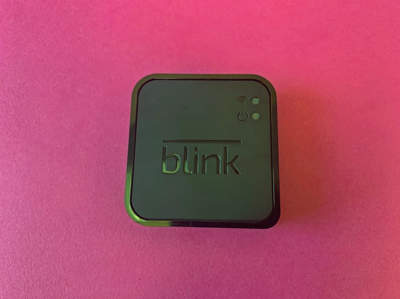 Die Sync-Box ist so leicht, dass sie sich leer anfühlt – Strom per USB braucht sie aber tatsächlich. Sie stellt die Verbindung zum heimischen WLAN und über einen anderen Funk-Standard zu den Blink-Kameras her.