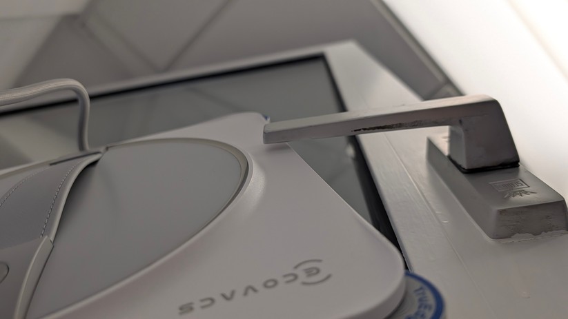  Passt gerade unter den Griff des Fensters