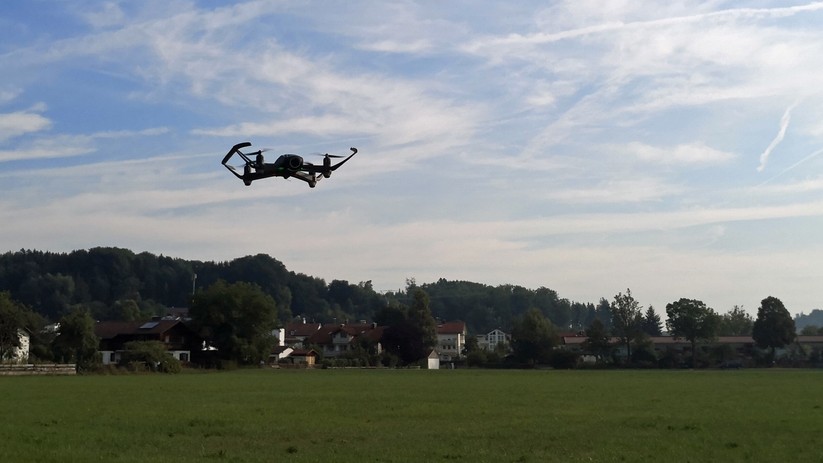Der Multicopter fliegt auch bei leichtem Wind sehr stabil.
