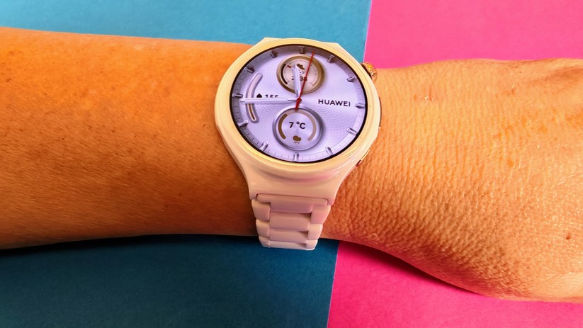 Huawei Watch 6 Pro 43 mm: Am Handgelenk einer Dame