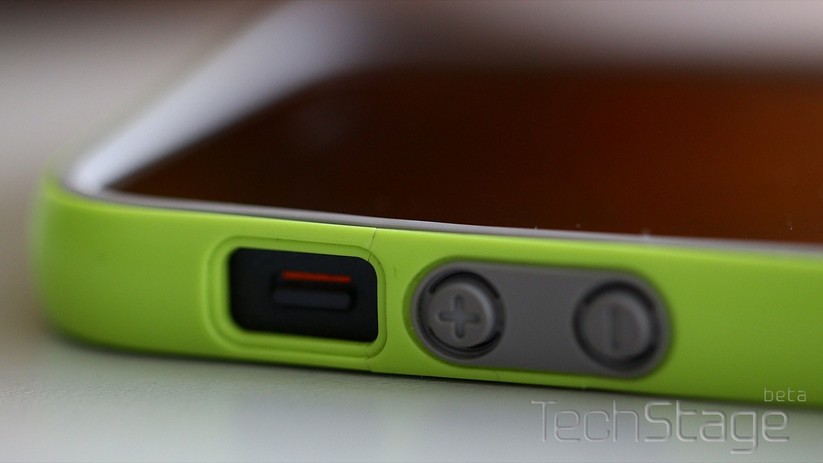 Zwei Knackser: Im Moment stören sie noch nicht, der Walnutt-Bumper umschließt das iPhone 5 weiterhin stabil.