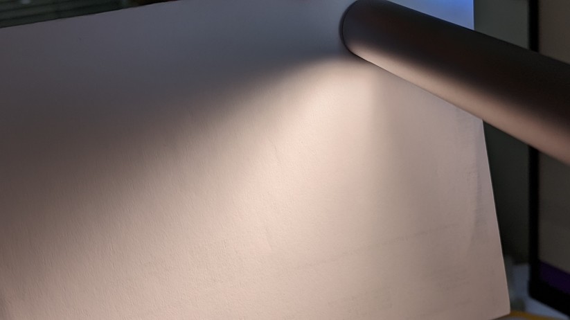 Die Xiaomi Mi Screenbar und die Yeelight YLTD003 Pro strahlen das Licht recht verwaschen ab.