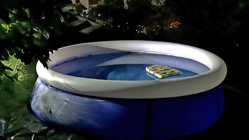 Nachts und bei schlechtem Wetter, sollte der Pool eigentlich abgedeckt sein.