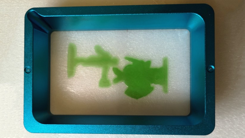 Beim Photon hielten die Objekte nicht und klebten auf dem Boden des Resin-Tanks. Nach dem Anschleifen der Druckplattform funktionierten die Drucke dann gut.