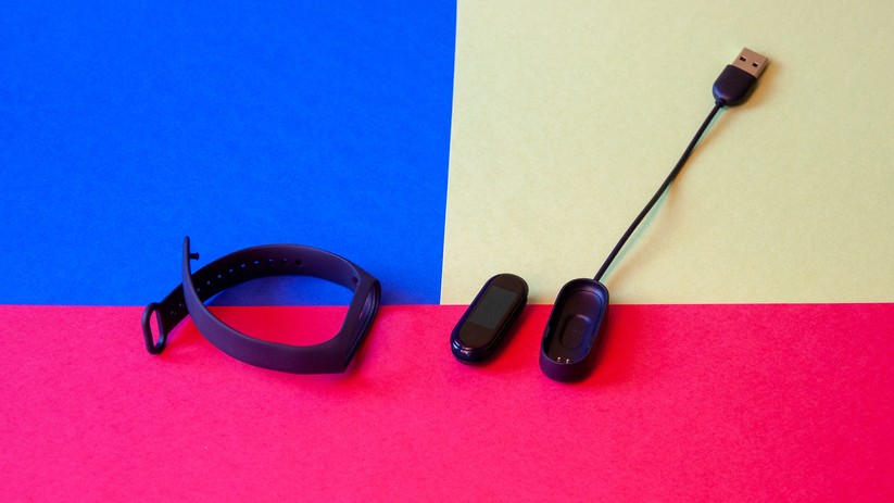 Das Mi Band 4 kommt separat vom Armband. Dazu liegt eine Ladeschale im Paket. 