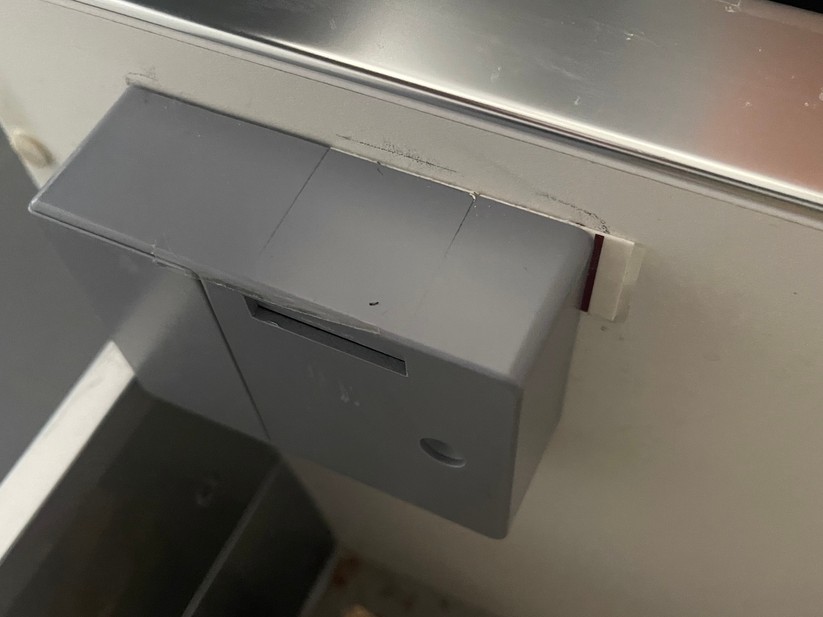 Diesen RFID-Leser mit Batterien und Riegelmechanik haben wir einfach innen an die Schublade geklebt. Er liest die Schlüsselkarten durch das Holz, wenn man sie außen an die richtige Position hält.