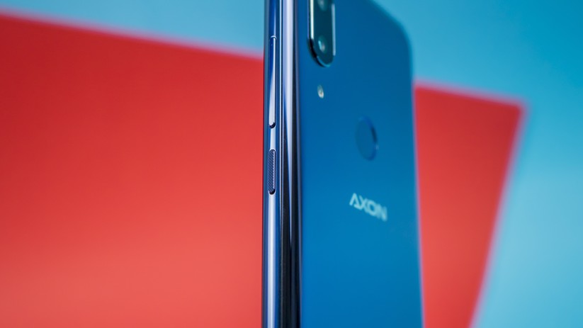 Seitlich angebrachten Tasten des ZTE Axon 9 Pro.