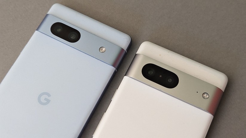 Google Pixel 7a (l) vs Google Pixel 7 (r)