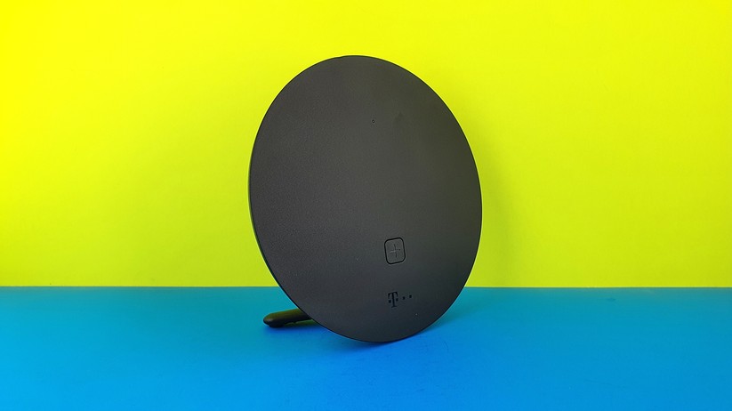 Der Telekom Speed Home WLAN Wifi-6-Repeater bringt, mitsamt Plastik-Fuß, genau 300 Gramm auf unsere Briefwaage. Laut Telekom sind es circa 290 Gramm. Kein Problem: Je schwerer, desto besser steht er doch. Und vielleicht gibt es ja zwei verschieden schwere Modelle.