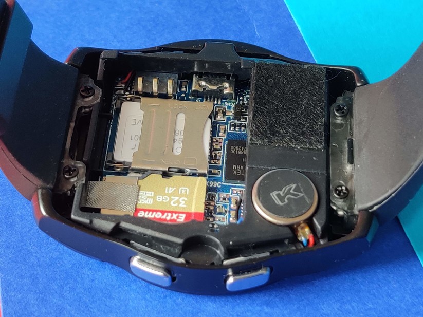 Trotz kompakter Maße hat in der Uhr neben der SIM-Karte auch eine Micro-SD-Karte Platz.