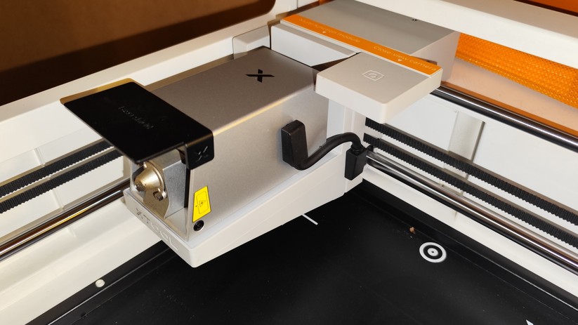 xTool M2 – hier mit gekippten Laser zur Nutzung mit der Rotationseinheit.