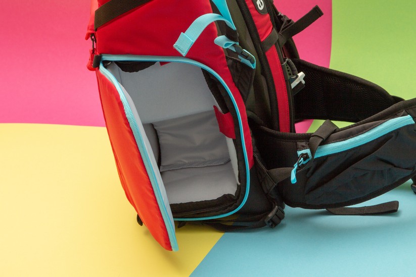 Über eine seitliche Öffnung gelangt man zu dem unteren Fotofach. Auch eine größere Kamera mit Teleobjektiv passen in die rund 25 Zentimeter tiefe Tasche. 