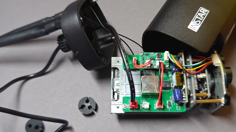 Instar IN-9808 4K im Test: Für die Verkabelung muss man die Überwachungskamera auseinandernehmen. Die Anschlüsse liegen somit geschützt im Inneren von Kamera und Halterung, sodass bei optimaler Installation keine Kabel sichtbar sind. Das verbessert nicht nur die Optik, sondern erschwert auch Manipulationen wie das Durchtrennen von Leitungen. 