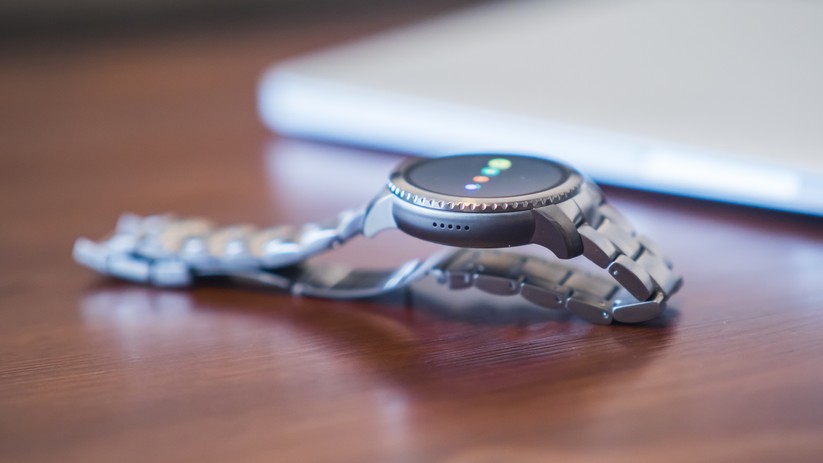 Die Fossil Q Explorist (3. Gen) besitzt eine Lünette, allerdings kann sie wie bei der Gear S3 nicht bewegt werden.