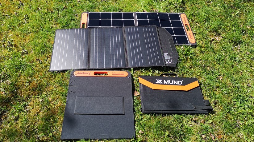 Hier sehen wir die Panels von Jackery und Xmund. Einmal zusammengeklappt, einmal auseinander gefaltet.