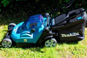 Akku-Rasenmäher Makita DLM382PM2 im Test: wendig, stark & einfach gut