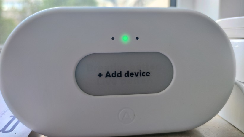 Der Raumluftsensor Airthings View Plus misst Radon, CO2, PM2.5, PM1, Temperatur, Luftdruck und -feuchte.