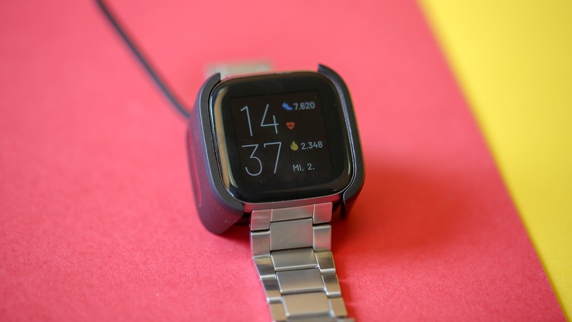Die Versa 2 bietet ein beeindruckendes AMOLED-Display. 