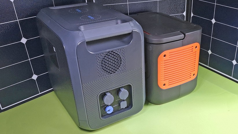 Bluetti Poweroak AC200Max neben Jackery Explorer 2000 Pro.
